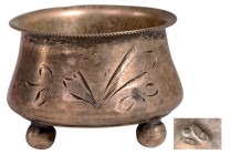 RUSSIA
Small silver salt- cellar (salt or spices)
3 feet in balls, form of caldron, fl oral frieze all around, 2 cm high, weight 12 g, "84" standard...
