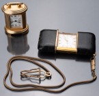 SWITZERLAND
Lot of 2 watches
Fun travel alarm clock, slide model, gilded bronze mechanism set between two rigid leather covers. Chain of suspension....