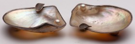 USA
Pair of ashtrays 
Pair of ashtrays in mother-of-pearl shells and silver mounts, american work (USA) circa 1920. Guarantee 950, a small hole in o...