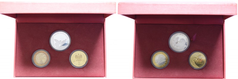 Zestaw 3 monet i medali przedstawiających Św. Jana Pawła II w ozdobnym pudełku. ...