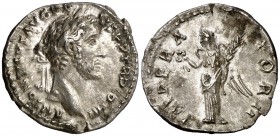 (143 d.C.). Antonino pío. Denario. (Spink 4087) (S. 437) (RIC. 111b). 3,05 g. EBC-.