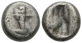 Greek Coins ACHAEMENID EMPIRE. Time of Artaxerxes II to Darius III (Circa 375-330 BC). Siglos. 5.2GR 14.7MM
Obv: Persian king in kneeling-running stan...