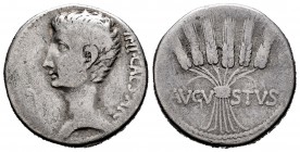 Augustus. Pergamon. Cistophorus. 19-18 BC. Anv.: IMP CAESAR, Bare head left, before lituus. Rev.: AVGV-STVS, Six grain ears tied together. Ag. 11,20 g...
