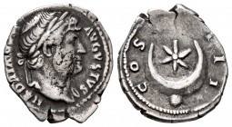 Hadrian. Denarius. 125-128 AD. Rome. (Ric-201 var). (Rsc-461a). Anv.: HADRIANVS AVGVSTVS, laureate bust right, with drapery on far shoulder. Rev.: COS...