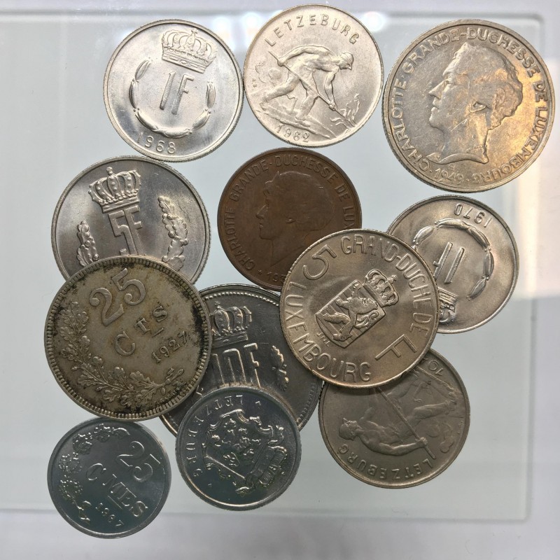 Luxemburg. Lotto 12 monete con bustine di vecchia raccolta. Conservazioni da BB ...