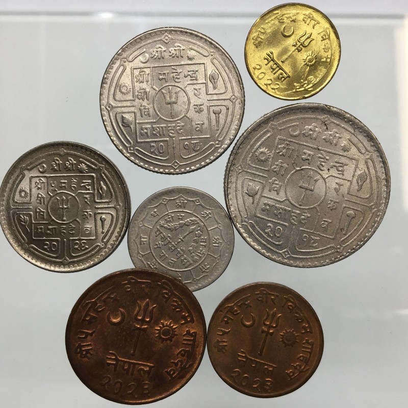 Nepal. Lotto di 7 monete. Conservazioni medie SPL-FDC. Con bustine di vecchia ra...