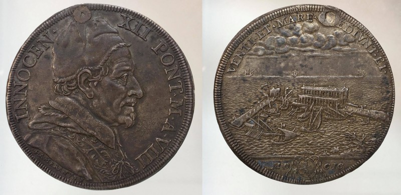 Innocenzo XII 1691-1700. Piastra 1699 Ag. 32,02g al rovescio Veduta del porto di...