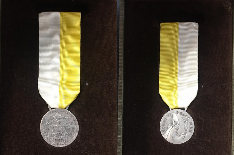 Papali. Paolo VI medaglia Giubileo 1975 con nstrino incompleto e scatola origina...