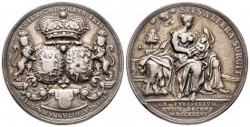 Médailles de la vie et du règne de la reine Anne, AG 34.85 g. 41 mm 
TTB