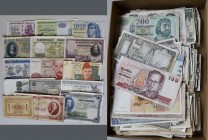 Alle Welt: Box with around 500 banknotes all over the world. Nice mix, some of the banknotes are in UNC quality.
 [taxed under margin system]