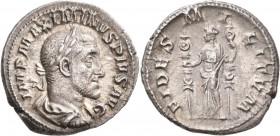 Maximinus I. Thrax (235 - 238): Denar, Rom 235/6. Belorbeerte und drapierte Büste nach rechts, IMP MAXIMINVS PIVS AVG / Fides stehend Standarte in jed...