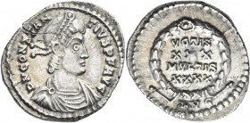 Constantius II. (324 - 337 - 361): AR Siliqua, Lugdunum (Lyon). Büste mit Perldiadem nach rechts, D N CONSTANTIVS PF AVG / Im Kranz VOTIS XXX MVLTIS X...