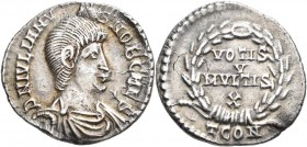 Iulianus II. (355 - 360 - 363): AR Siliqua, Arles (Arelate), Büste nach rechts, D N IVLIANVS NOB XAES / im Kranz VOTIS V MVLTIS X, im Abschnitt TCON. ...