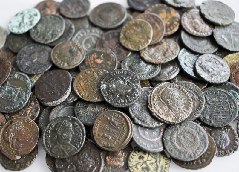 Römische Kaiserzeit: Lot ca. 100 Kupfermünzen / Kleinbronze Follis. Unterschiedl...