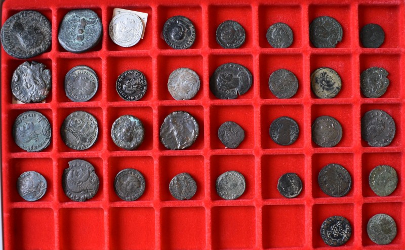 Römische Kaiserzeit: Lindner Box mit über 30 Kleinbronze Münzen der Kaiserzeit, ...
