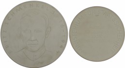 Medaillen Deutschland: DDR: Große Porzellanmedaille o. J., ”Fritz Schmenkel 1916-1944”. Av: Brustbild, Rv: Ministerium für Staatsicherheit-Partisan-Ku...
