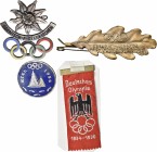 Medaillen Deutschland: Drittes Reich: Olympische Spiele 1936, Lot 4 Abzeichen, Versilbertes und farbig emailliertes Abzeichen o. J. (1936), hergestell...