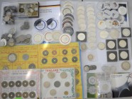 Alle Welt: Nettes Lot diverser Münzen aus Nachlass, dabei: Weltmünzen als Kiloware, Sammlung 50 Jahre Mondlandung mit 10 Münzen aus den Solomon Island...
