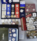 Alle Welt: Ein Karton mit diversen Münzen aus aller Welt, großer Anteil Silbermünzen dabei, zum Beispiel: USA Olympiade Atlanta, Barbados Set, diverse...