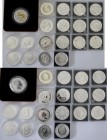 Alle Welt: Lot 19 x 1 OZ Silbermünzen aus diversen Ländern, darunter 10 x mit Privymark W16, 3 x Kookaburra, Känguru Gold Plated und Weitere.
 [diffe...