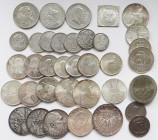 Alle Welt: Eine alte Geldtasche mit diversen Münzen und Medaillen, überwiegend aus Silber.
 [differenzbesteuert]