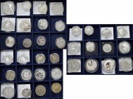 Alle Welt: Kassette mit 37 Münzen mit Motiv Olympische Spiele 1988. Überwiegend Silber, gekapselt, mit Zertifikat und in der höchsten Qualität poliert...