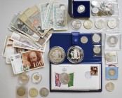 Alle Welt: Kleines Lot diverse Münzen aus aller Welt, dabei: Jamaica 25 Dollars, USA 1 Dollar, Münzen aus der Tschechoslowakei und ein kleines Lot Ban...