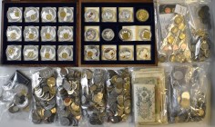 Alle Welt: Lot diverse Münzen, Medaillen und Banknoten. Dabei über 4 kg an unsortierten Münzen, auch Kiloware genannt mit durchaus besseren Stücken, e...