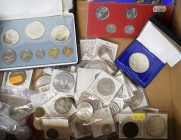 Alle Welt: Eine Schachtel voll mit diversen Münzen aus der ganzen Welt, überwiegend mit Beschreibungszettel von MDM. Viele Silbermünzen dabei.
 [diff...