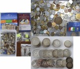 Alle Welt: Sammlung diverse Münzen aus aller Welt, auch als Kiloware bekannt, lose und in zwei Alben, dabei noch Tüten mit Silbermünzen und Nominalen ...