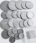 Alle Welt: Nettes Lot mit 24 Silbermünzen aus aller Welt und einem Silberbarren Ein Kreuzer Bayern.
 [differenzbesteuert]