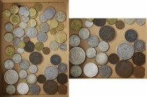 Alle Welt: Kleine Schachtel mit diversen Münzen aus alle Welt, dabei auch ältere Münzen (Sibirien, 2 Kopeken 1779, GB Florin Gothic Type 1852, Preußen...