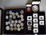 Alle Welt: Über 13,5 kg an Münzen aus aller Welt, auch als Kiloware bekannt, nicht näher bestimmt, dabei noch eine Holzkiste mit Silbermedaillen. Eine...