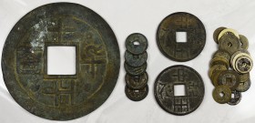 China: Lot 30 Stück, Cash-Münzen und Amulette, diverse Größen, nicht näher bestimmt. Gekauft wie gesehen - bought as viewed, no return.
 [differenzbe...
