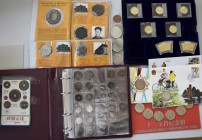 China: Kleines Lot nicht näher bestimmten Münzen, dabei: Album mit alten Cash Münzen, 2 Mäppchen mit Most invaluable coins of China (Touristen-Anferti...