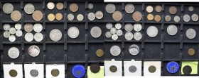 Vereinigte Staaten von Amerika: Sammlung von über 30 diversen Münzen und Jetons aus den USA. Dabei 1 Cent, 2 Cent, III. Cent, 5 Cents, Dimes, Quarters...