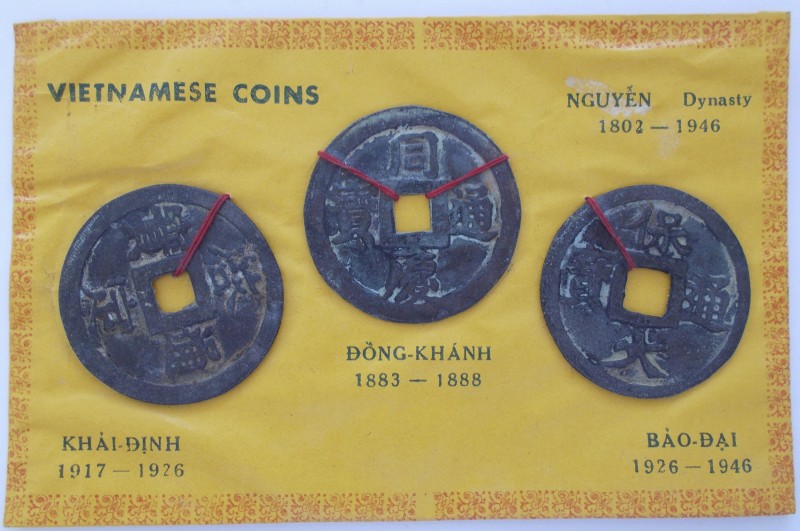 Vietnam: Lot 3 Cash Münzen der Nguyen Dynasty 1802-1946. Durchmesser je ca. 4,8 ...