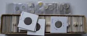 Niederlande: Eine Schachtel mit über 180 Münzen, sehr gute Kleinmünzen in Kupfer und Silber. Die meisten Münzen sind in Rähmchen untergebracht und bes...