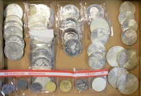Österreich: Kleines Schilling Konvolut: 4 x 25 ATS, 9 x 50 ATS, 14 x 100 ATS sowie 4 x Maria Theresia Taler und ein KMS 1973. Münzen teils in der höch...