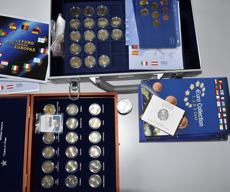 Euromünzen: Ein Koffer voller Euros: Überwiegend 2 € und 1€ Münzen, bisschen 10€...