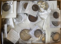 Medaillen alle Welt: Frankreich: Interessantes Konvolut von 48 Medaillen, Plaketten und Jetons in Bronze und Silber 18. und 19. Jahrhundert, viele Prä...