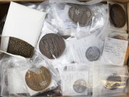 Medaillen alle Welt: Frankreich: Sammlung von 34 Medaillen und Plaketten in Bronze und Silber des 19. + 20. Jahrhundert, sehr viele mit Bezug zur Bien...