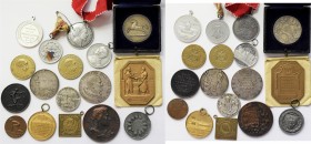 Medaillen alle Welt: Lot 16 Medaillen diverse Anlässe, dabei: Schiller, Bismarck, Jahrhundertball 1899/1900 Kurhaus Wiesbaden, Eiffelturm, Zinkmedaill...