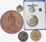 Medaillen alle Welt: Kleines Lot 5 Medaillen / Auszeichnungen, dabei: 1) Niederösterreich, Bad Fischau, Æ Medaille o.J. (1873), nicht signiert (von Ja...