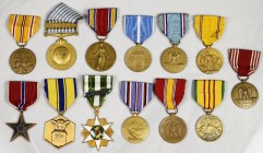 Orden & Ehrenzeichen: USA, Lot 13 Orden und Ehrenzeichen der Streitkräfte der Vereinigten Staaten. Alle am Band. Dabei z.B. Verdienstmedaille Bronze S...
