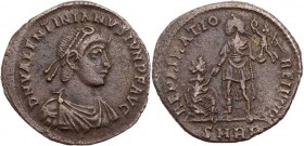 RÖMISCHE KAISERZEIT
Valentinianus II., 375-392 n. Chr. AE-Maiorina 378-383 n. Chr. Rom, 1. Offizin Vs.: D N VALENTINIANVS IVN P F AVG, gepanzerte und...