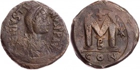 BYZANZ
Iustinus I., 518-527. AE-Follis 518-522 Constantinopolis, 2. Offizin Vs.: D N IVSTI-NVS PP AVI (!), gepanzerte und drapierte Büste mit Perlend...