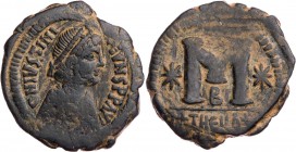 BYZANZ
Iustinianus I., 527-565. AE-Follis 529-532 Theupolis, 2. Offizin Vs.: D N IVSTINI-ANVS PP AVI, gepanzerte und drapierte Büste mit Perlendiadem...