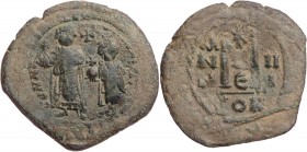 BYZANZ
Heraclius mit Heraclius Constantinus, 613-638. AE-Follis 613 (= Jahr 3) Constantinopolis, 5. Offizin Vs.: dd NN H[ERACLIUS ET HERA] CONS[T PP ...