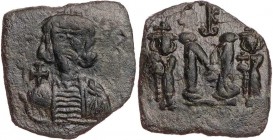 BYZANZ
Constantinus IV. mit Heraclius und Tiberius, 668-681. AE-Follis 669-672 Syrakus Vs.: gepanzerte Büste mit Helm und Kreuzglobus v. v., Rs.: Her...